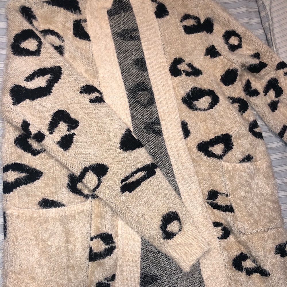 FUZZY, animal print CARDIGAN 💕 fits like an XL.